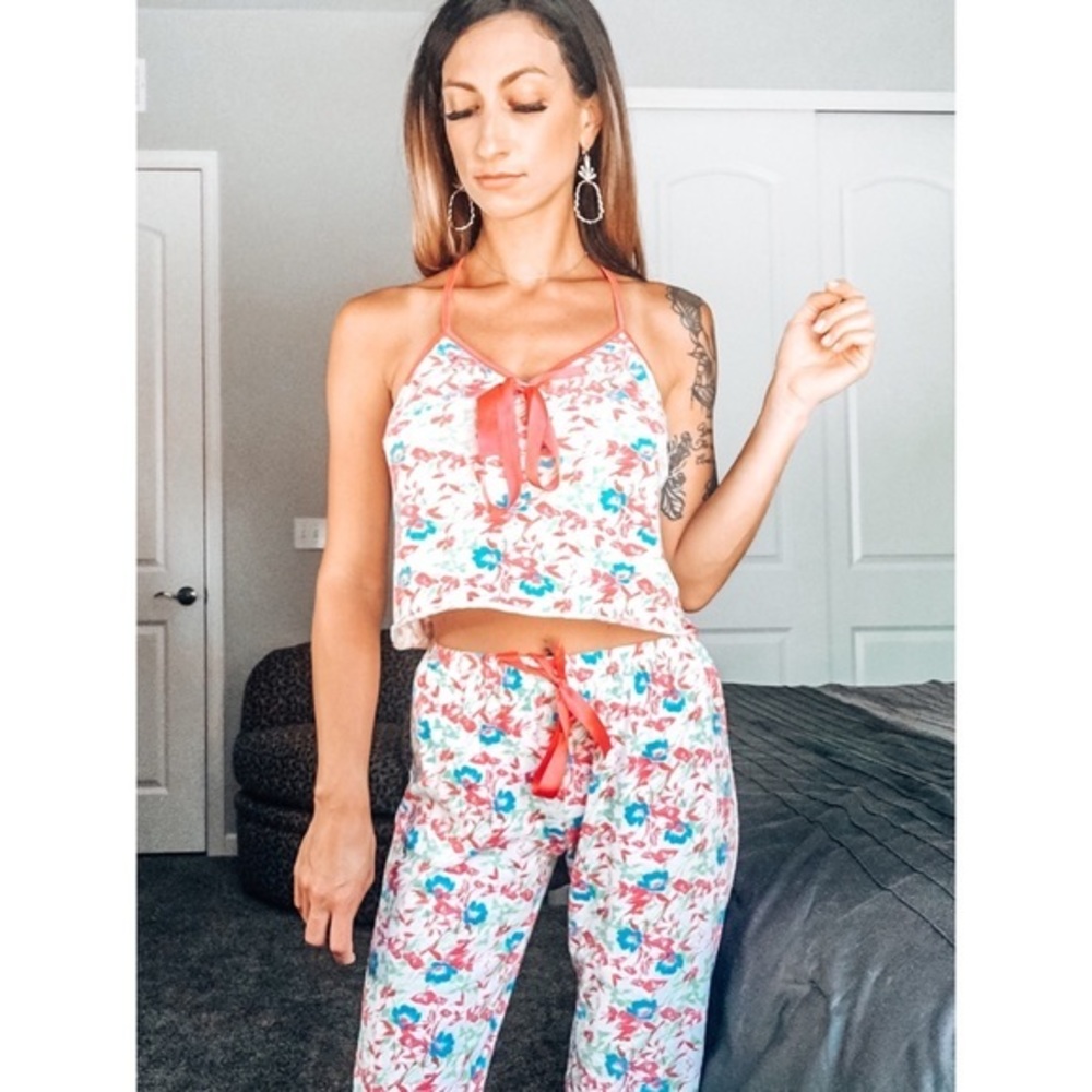 5 for $25 ❄️ Floral & Lace Cropped Pajama Set Small‎
